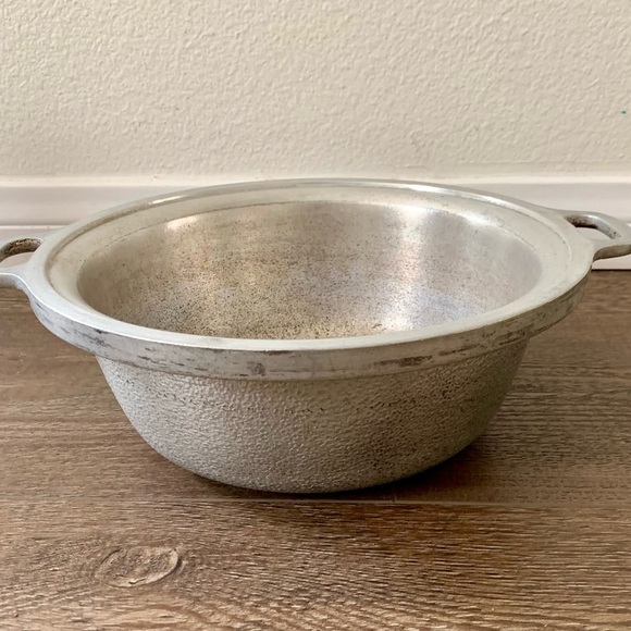 Vintage AluminumDutch Oven Pot - MADE IN USA - NO LID - Picture 1 of 9